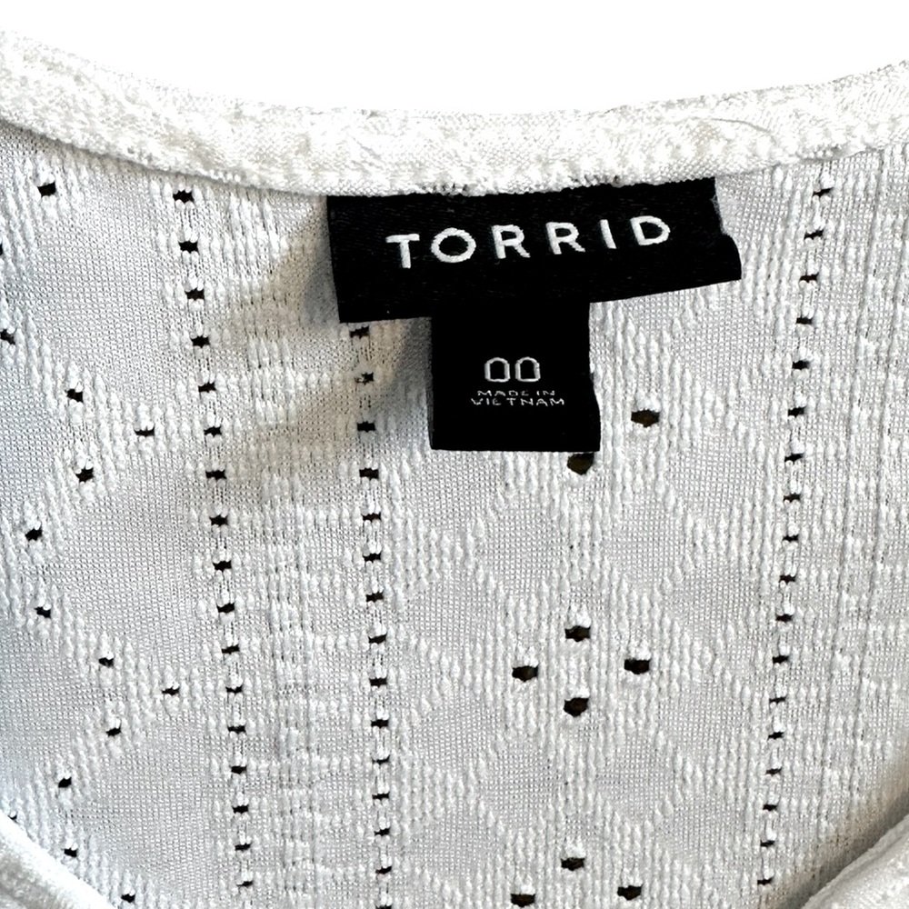 TORRID white stretch eyelet cap sleeve loose fit top size 00 (M/10) - Picture 3 of 5